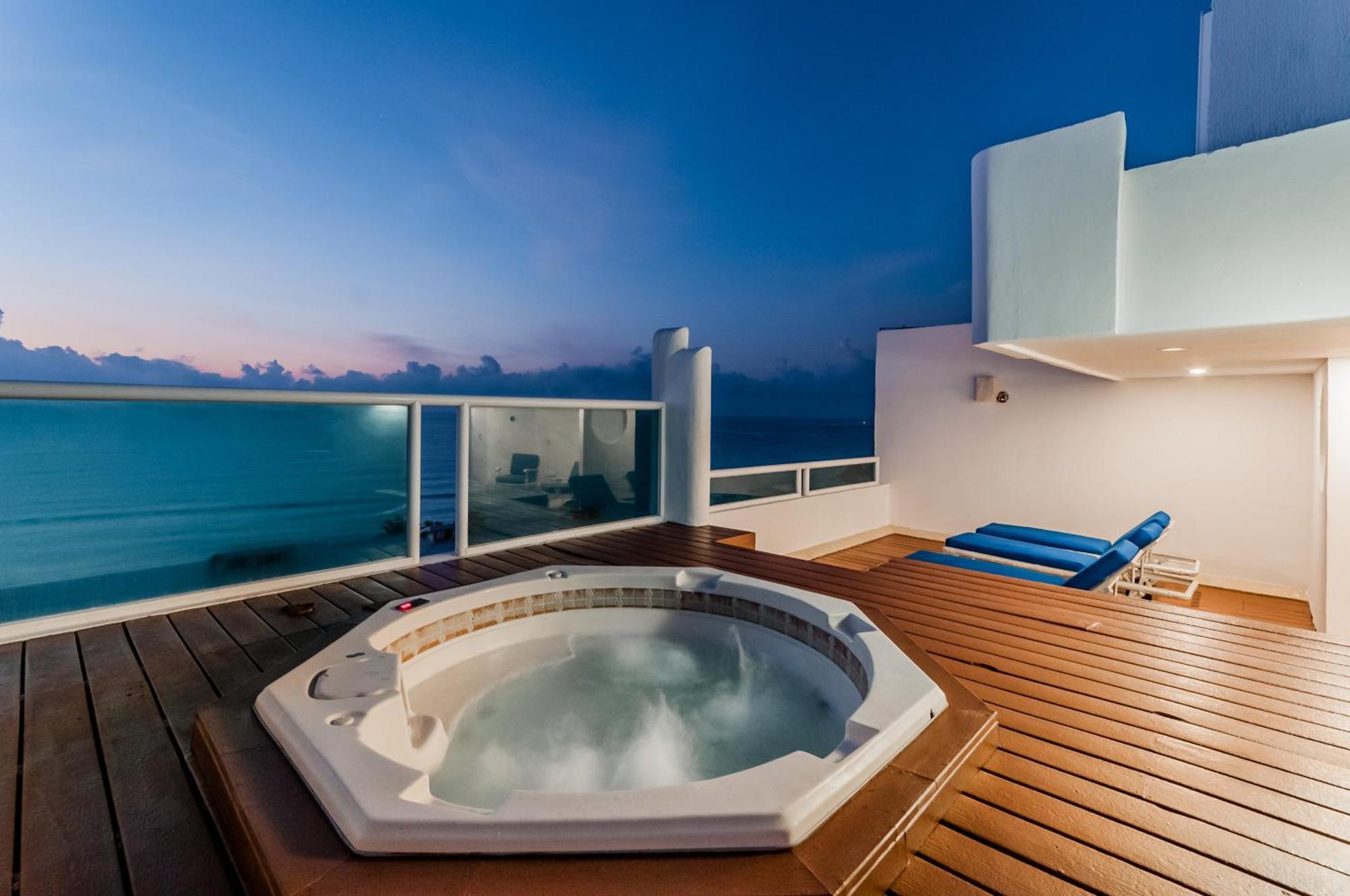 Brisas Beachfront Penthouses 坎昆 外观 照片