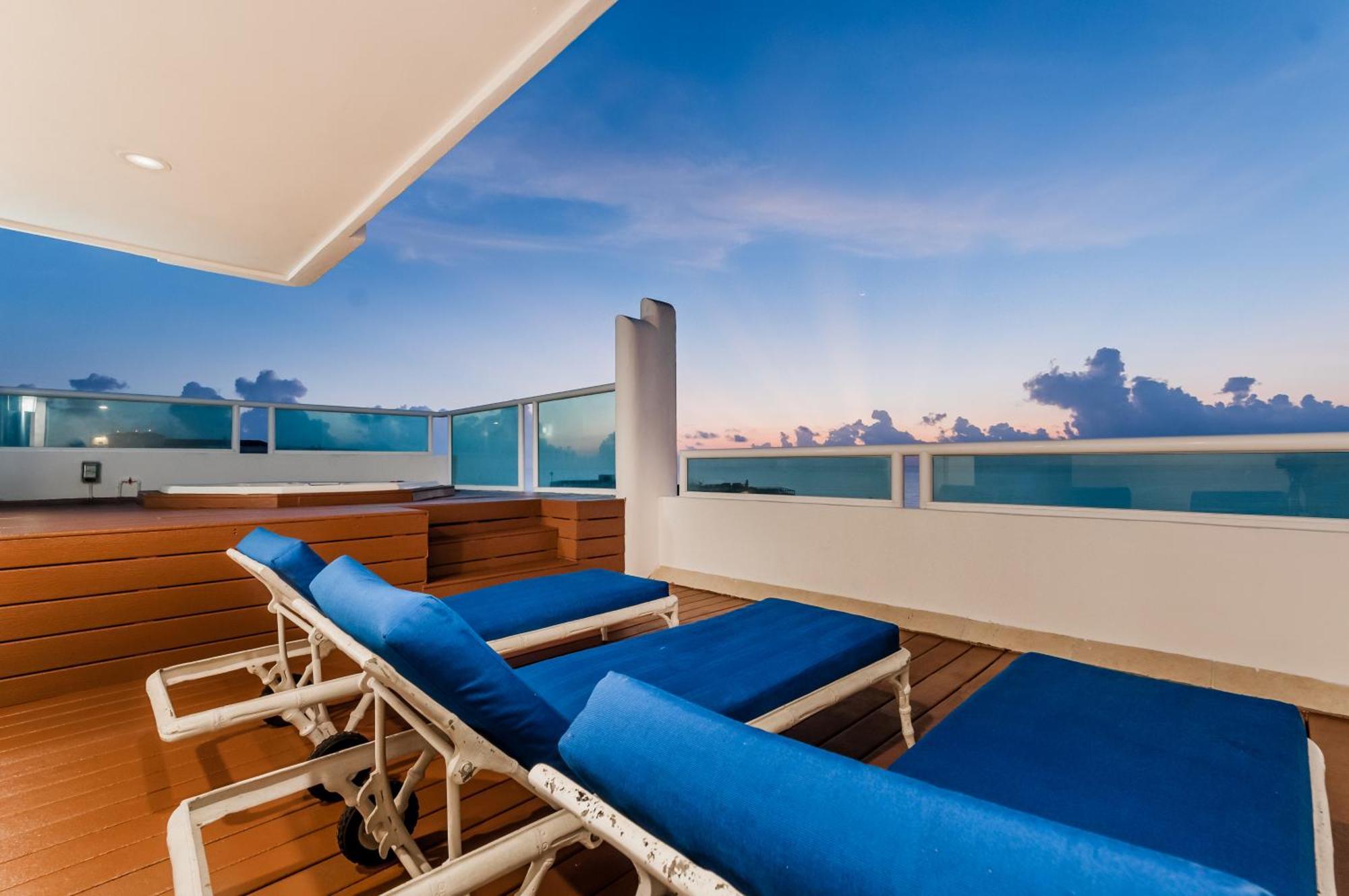 Brisas Beachfront Penthouses 坎昆 外观 照片