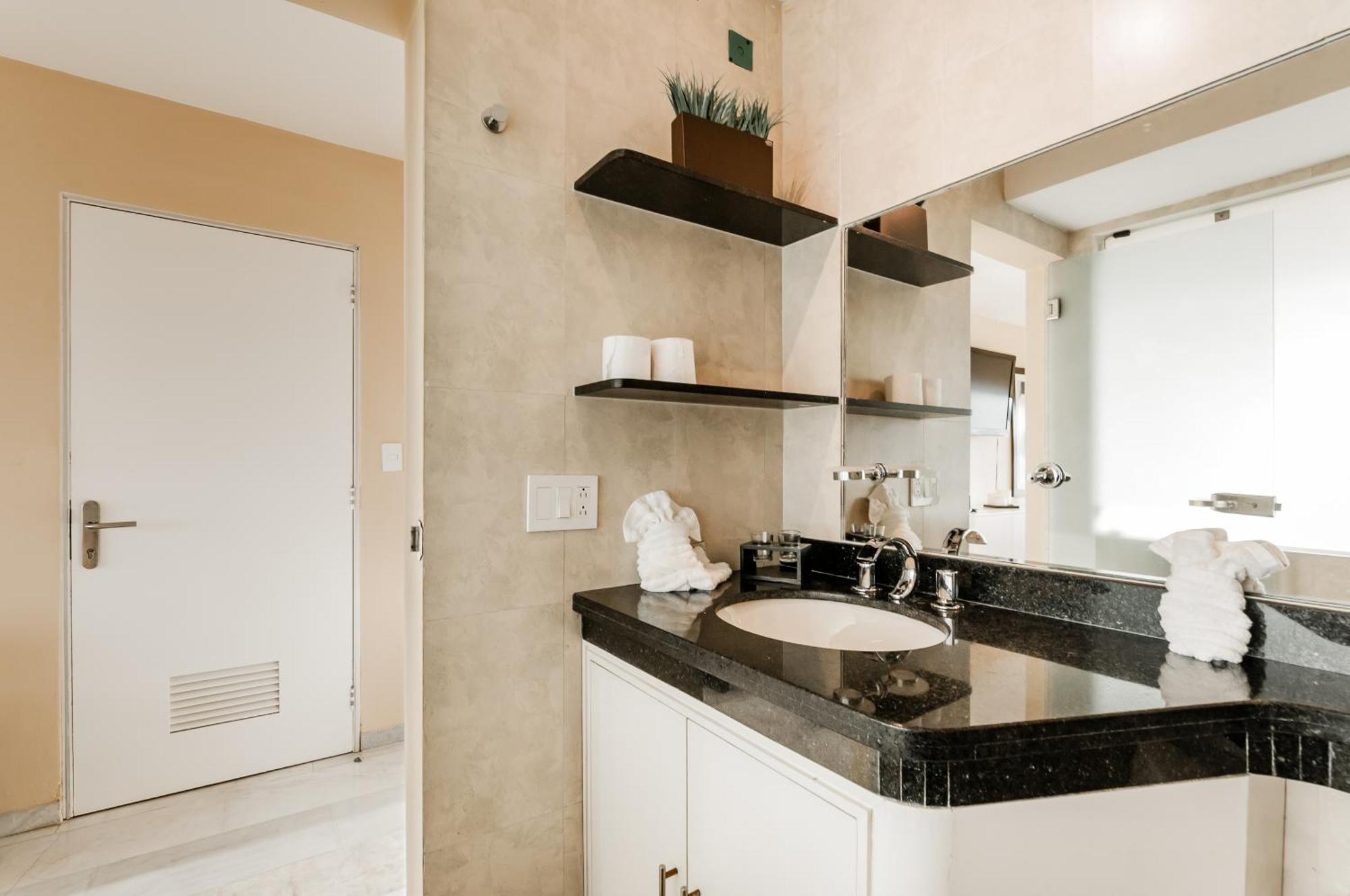 Brisas Beachfront Penthouses 坎昆 外观 照片