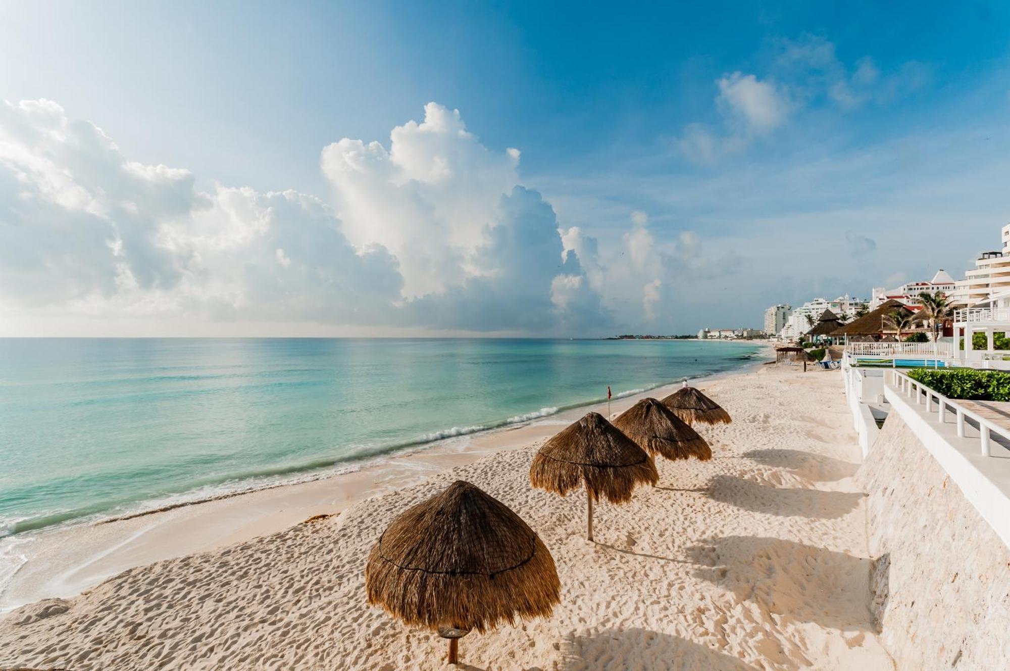 Brisas Beachfront Penthouses 坎昆 外观 照片